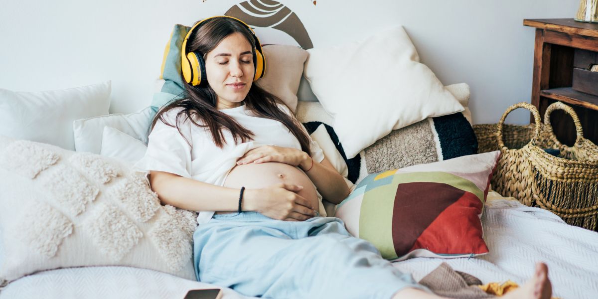 hamile-anneler-icin-muzik-dinlemenin-faydalari